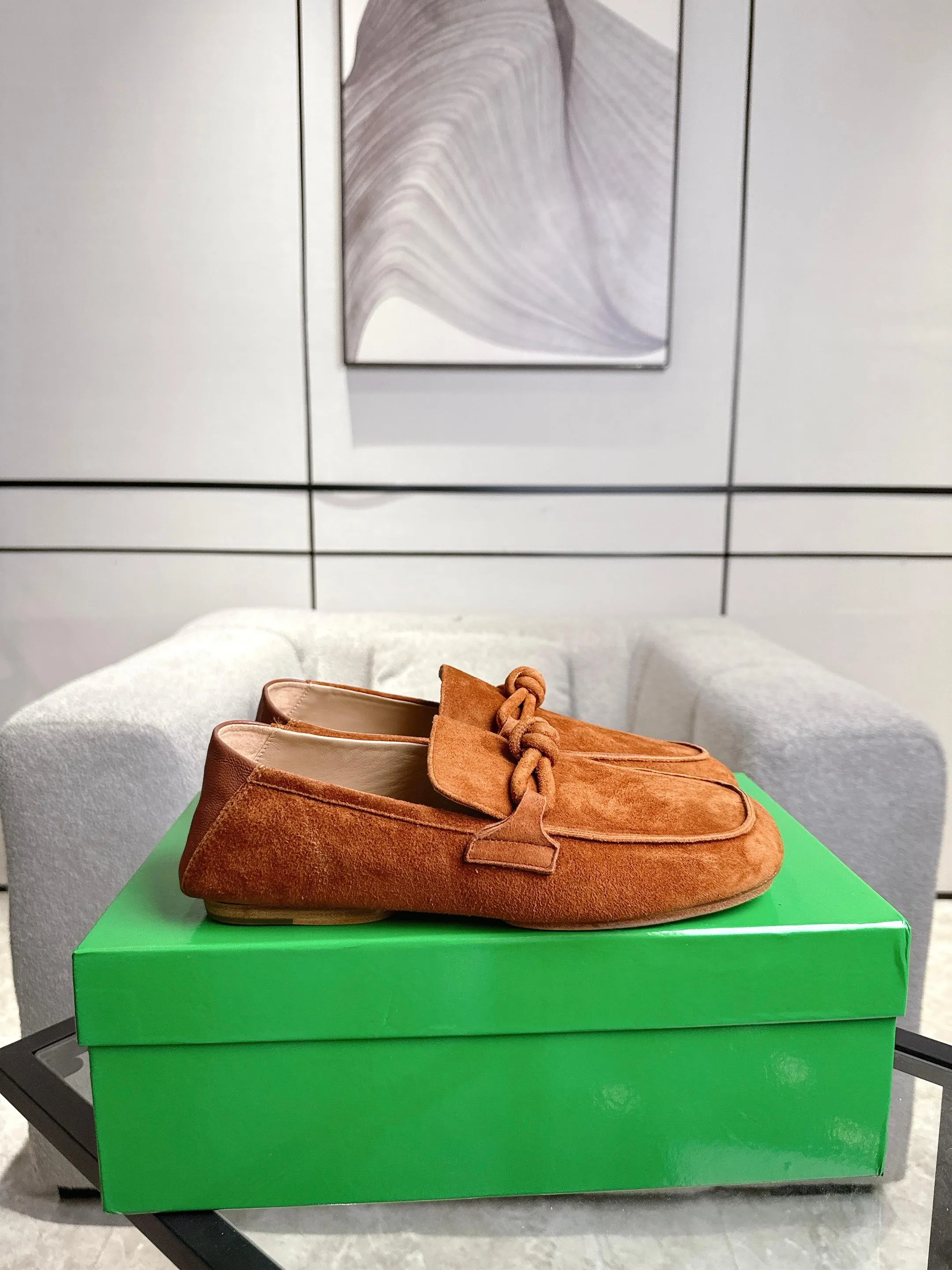 [BV] Top P: 800💰 Size: Women 35-39 (Customized for women 40) Men 39-44 (38.45 non-refundable) Bottega Veneta 2025 Autumn Counter Synchronized Couple Style Bottega Veneta Square Toe Flats Original 1:1 material selection, genuine leather outsole! A one-to-one replica of the original! quality assurance!